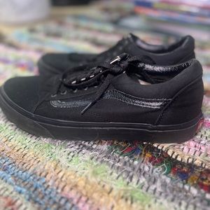 ALL BLACK Vans Men’s Old Skool Skate Shoes — 9 MENS - 10.5 WOMENS